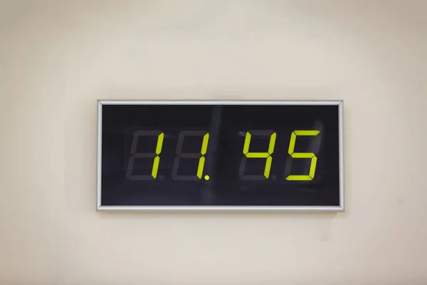 Zwarte Digitale Klok Een Witte Achtergrond Toont Tijd Uren Minuten — Stockfoto