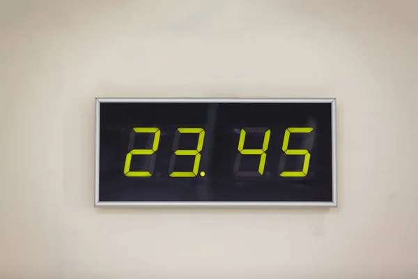黑色数字时钟在白色背景显示时间23小时45分钟 — 图库照片