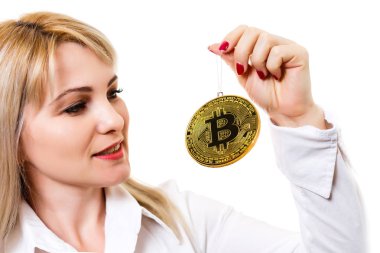 Bir altın bitcoin sanal para Noel top tutan kadın
