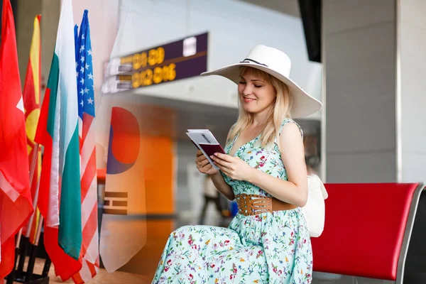 Mujer Joven Sentada Con Pasaporte Tarjeta Embarque Sala Espera — Foto de Stock