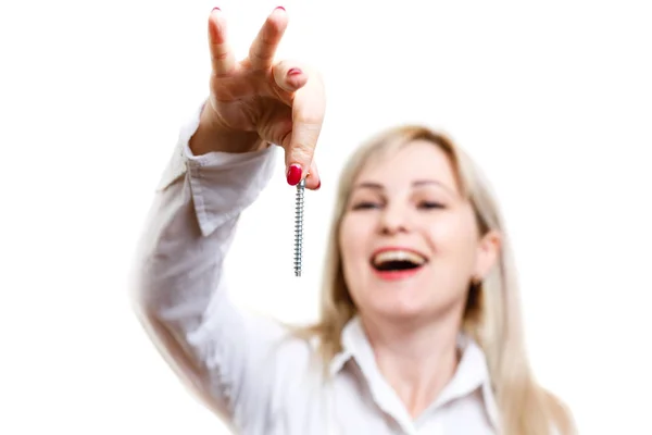 Sorrindo Jovem Mulher Roupas Casuais Segurando Chave Fenda Fundo Branco — Fotografia de Stock