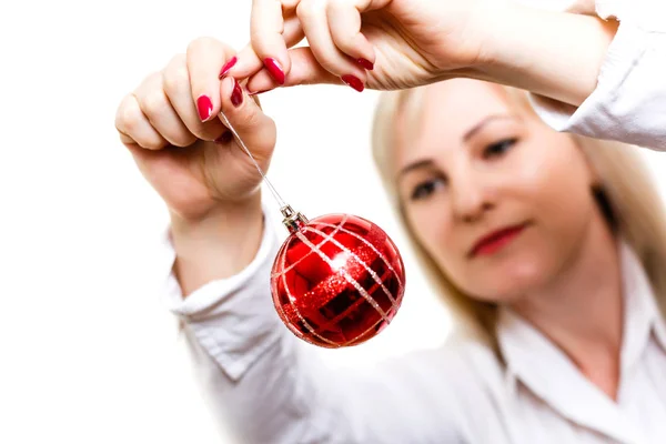 Ragazza Sta Tenendo Una Palla Natale Rossa Uno Sfondo Bianco — Foto Stock