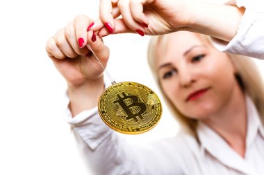 Bir altın bitcoin sanal para Noel top tutan kadın