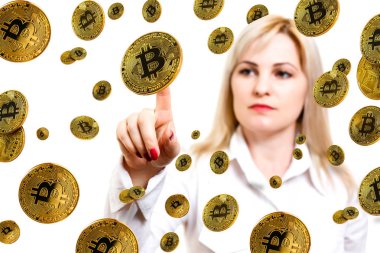 Güzel kadın altın bitcoin sikke sanal para kavramı kripto para birimi gösterilen 
