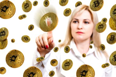 Güzel kadın altın bitcoin sikke sanal para kavramı kripto para birimi gösterilen 