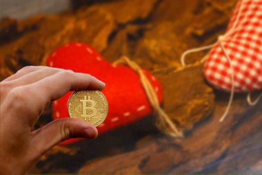 Dijital para fiziksel altın metal kırmızı kalp sikke cryptocurrency kavramı 