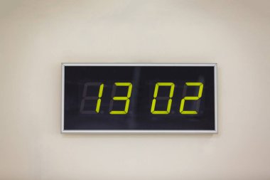 Saat 13 gösterilen beyaz bir arka plan üzerinde siyah dijital saat 02 güvenli Internet günü