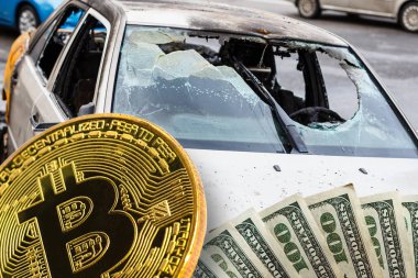 Otomobil trafik kazasında, yanık, otomatik arka plan üzerinde altın bitcoin