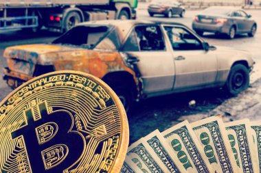 Otomobil trafik kazasında, yanık, otomatik arka plan üzerinde altın bitcoin