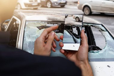 Smartphone tutan kadın el kadar kapatın ve araba kaza ile al