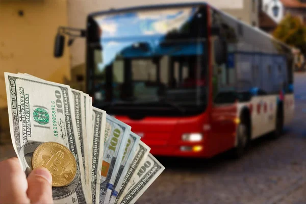 Zlatý Bitcoin Dolary Ruce Pozadí Autobus — Stock fotografie