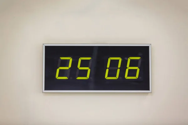 Beyaz Arka Plan Gösteren Zamanında Gemici Günün Siyah Dijital Saat — Stok fotoğraf