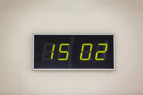 Schwarze Digitaluhr Auf Weißem Hintergrund Mit Uhrzeit — Stockfoto