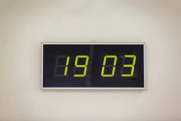 Чорний Цифровий Годинник Білому Тлі Показує Дев Ятнадцять Три — стокове фото