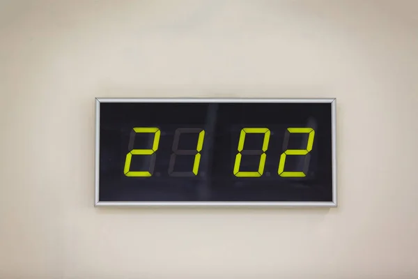 Zaman Gösterilen Beyaz Bir Arka Plan Üzerinde Siyah Dijital Saat — Stok fotoğraf