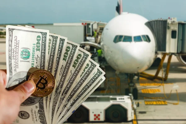 Gouden Bitcoin Dollars Hand Achtergrond Van Vliegtuig — Stockfoto