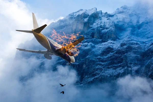 Avión Blanco Con Motor Llamas Punto Estrellarse Paisaje Quemando Montañas — Foto de Stock