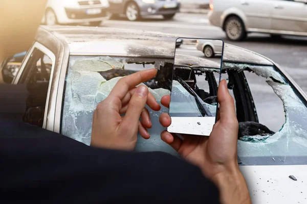 Cerca Mano Mujer Sosteniendo Teléfono Inteligente Tomar Accidente Coche — Foto de Stock