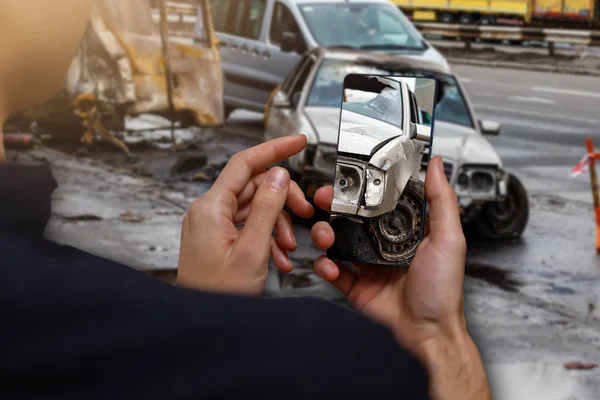 Muž Fotografování Své Vozidlo Škody Pro Úrazové Pojištění Chytrý Telefon — Stock fotografie