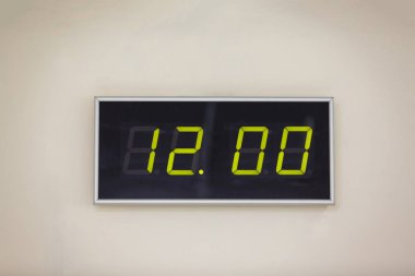 Beyaz duvar saati gösteren siyah dijital saat 