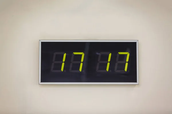 Orologio Digitale Nero Sfondo Bianco Che Mostra Tempo Diciassette Ore — Foto Stock