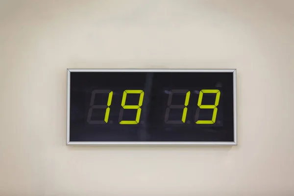 Orologio Digitale Nero Sfondo Bianco Che Mostra Tempo Diciannove Ore — Foto Stock