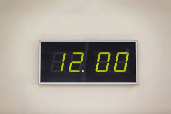 Beyaz Duvar Saati Gösteren Siyah Dijital Saat — Stok fotoğraf