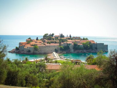 Manzaralı deniz ve Sveti Stefan 'ın Şatosu