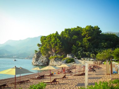 Denizde şemsiyeleri ve sandalyeleri olan güzel tropikal plajlar.
