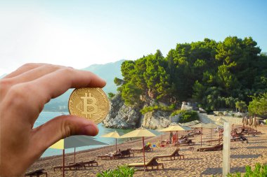 Altın bitcoin sanal para altın kum üzerinde arka plan deniz kavramı serbest borsada tutan el 
