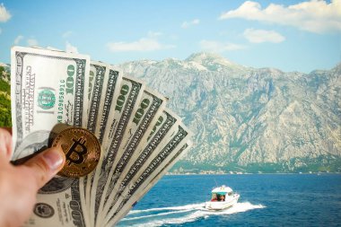 Altın bitcoin altın bitcoin yazı tura ile sanal para kabuk dalgalar deniz ve okyanus bul bitcoin arka plan üzerinde tutan el