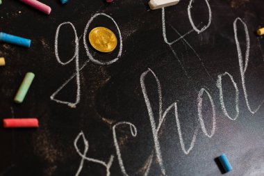 lekeli siyah Tebeşir tahtaya çizilen bitcoin madalyonun büyük çizimi