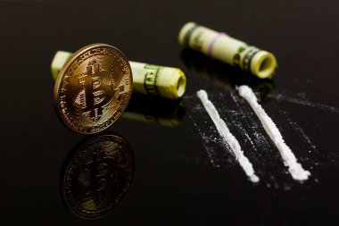 bitcoin dolar siyah bir arka plan ile spot altın bitcoins 