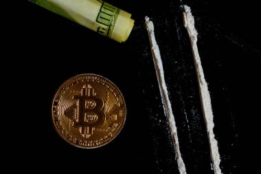 bitcoin dolar siyah bir arka plan ile spot altın bitcoins 