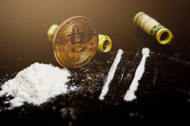 bitcoin dolar siyah bir arka plan ile spot altın bitcoins 