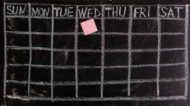 FreeHand beyaz tebeşir doodle robot resmini boş aylık kılavuz takvim zamanlamaya göre siyah yazı tahtası