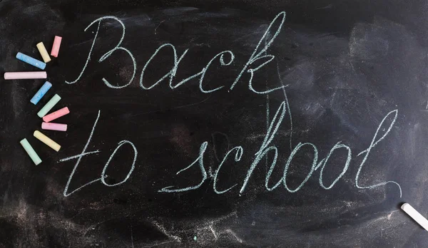 Pizarra Negra Con Inscripción Volver Escuela Piezas Tiza Colores — Foto de Stock
