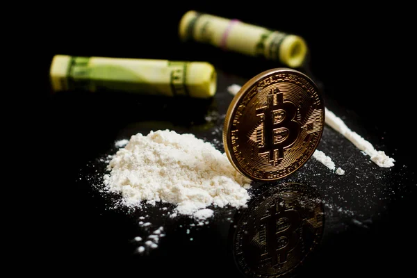 bitcoin dolar siyah bir arka plan ile spot altın bitcoins