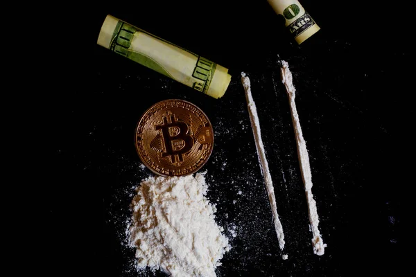 bitcoin dolar siyah bir arka plan ile spot altın bitcoins 