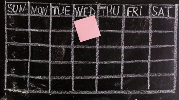 FreeHand beyaz tebeşir doodle robot resmini boş aylık kılavuz takvim zamanlamaya göre siyah yazı tahtası