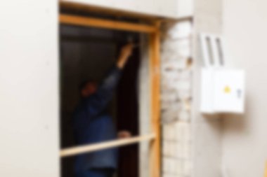 Arkaplan kullanımı için ev duvarını tamir eden insanların bulanık görüntüsü