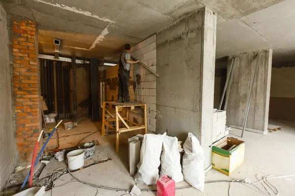 Constructeur Uniforme Travaillant Avec Des Blocs Construction Sur Chantier Intérieur — Photo