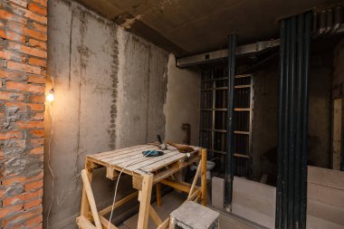 Bir dairenin onarımı, tadilatı, tadilatı ve yenilenmesi için gerekli malzemeler mevcut. Alçıtaşından ya da alçıpandan duvarlar yapmak.