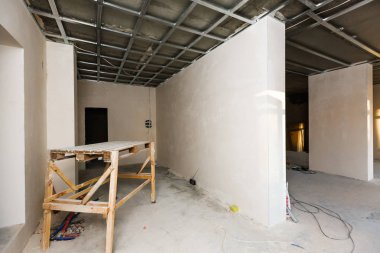 İnşaat grunge merdiven ve bina sarı düzeyi: beyaz duvar ve gri zemin. Daire dekorasyon konsepti.