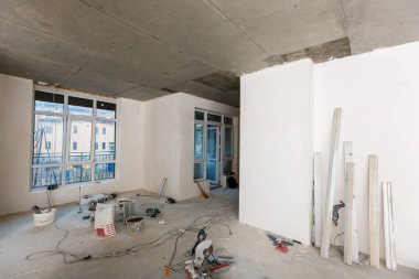Genel boş ofis alanı artık malzemeler ve merdiven ön planda yenilenmiş