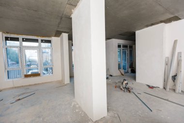 Genel boş ofis alanı artık malzemeler ve merdiven ön planda yenilenmiş
