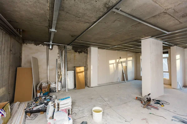 Yükseltme işleminden önce daire iç sökülmesi. İnşaat, tadilat, yeniden oluşturma ve yenileme altında maddedir bir apartman dairesinde tamir için