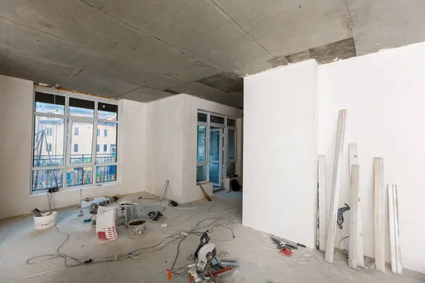 Neu Renovierte Leere Büroräume Mit Materialresten Und Leiter Vordergrund — Stockfoto