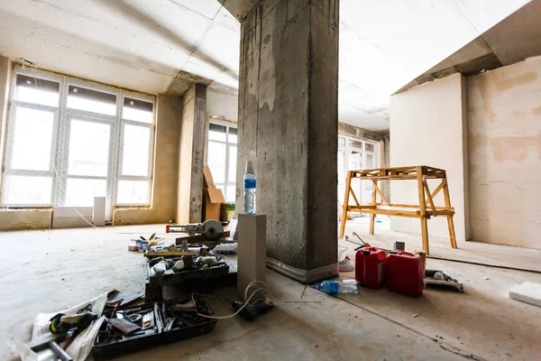 Material for repairs in an apartment is under construction, remodeling, rebuilding and renovation. Making walls from gypsum plasterboard or drywall. — Stock Image Material Repairs Apartment Construction Remodeling Rebuilding Renovation Making Walls Gypsum Royalty Free Stock Photos