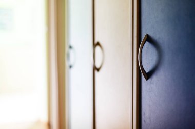 Bir bardak suyla pencereyi kapat.